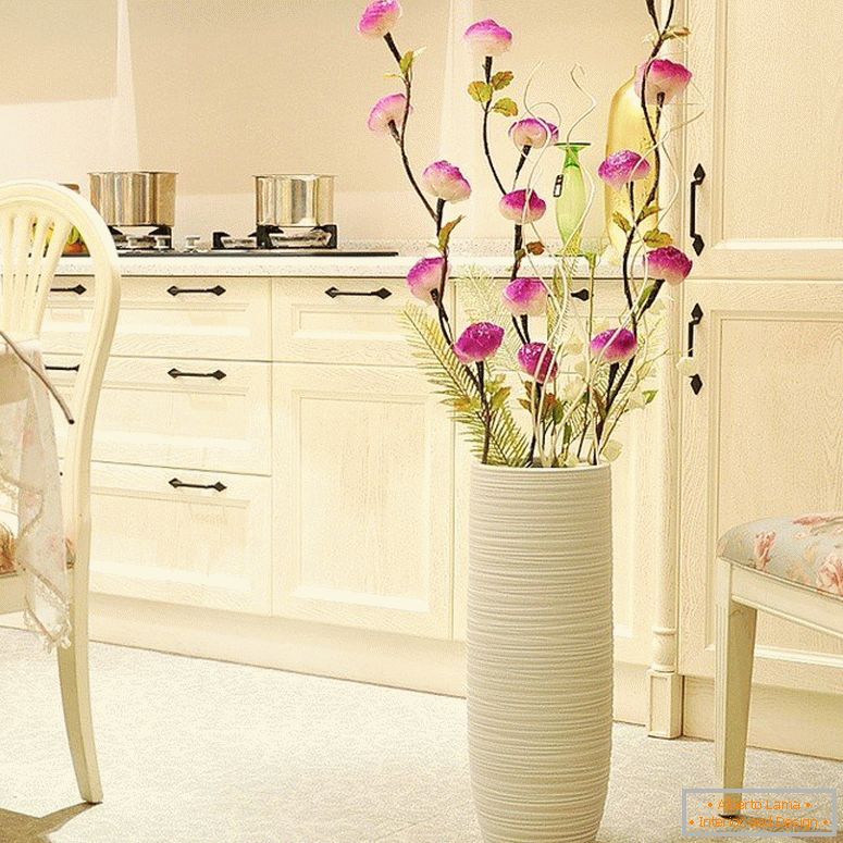 Váza s květinami v kuchyni