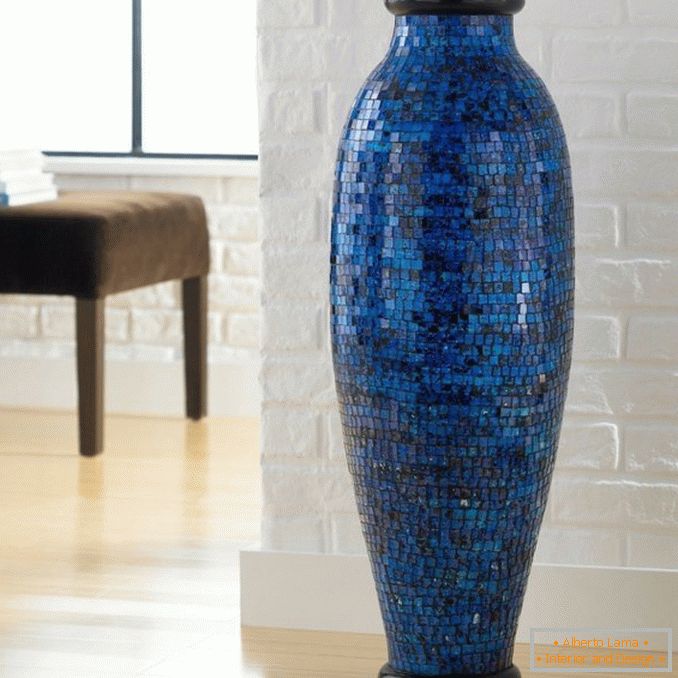 Váza lepená mozaikou