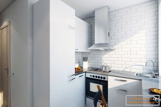 Bílá kuchyně malého studiového bytu v Rusku
