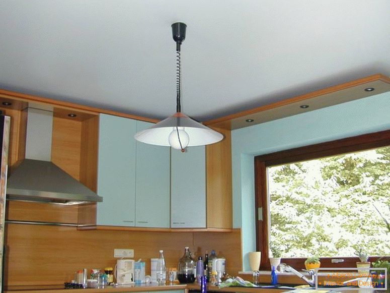 design-strop v kuchyni ze sádrokartonu