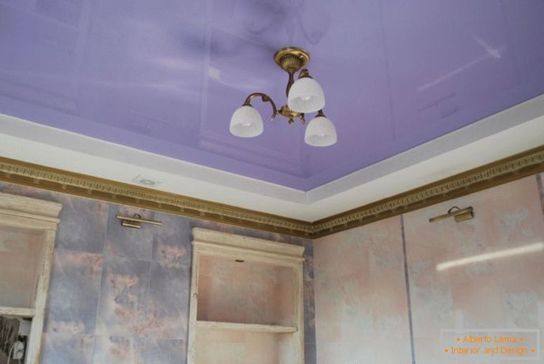purpurově roztažený strop v koupelně