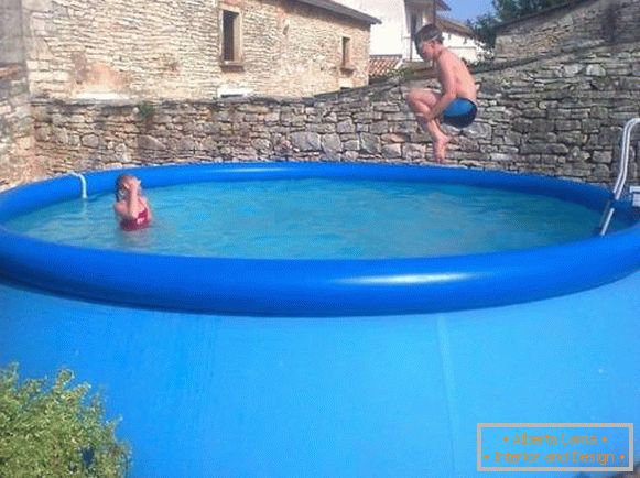 Moderní nafukovací bazény - fotografie na chatě