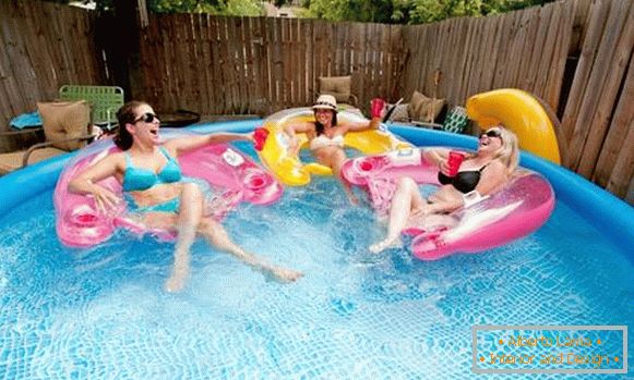 Kvalitní nafukovací bazén pro letní pobyt - fotky s dospělými