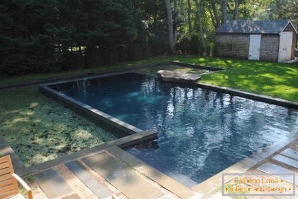 Fotografie bazénů ve dvoře soukromých domů - betonový bazén