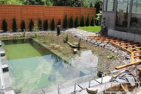Mělký rybník nebo bazén na pozemku s vlastními rukama