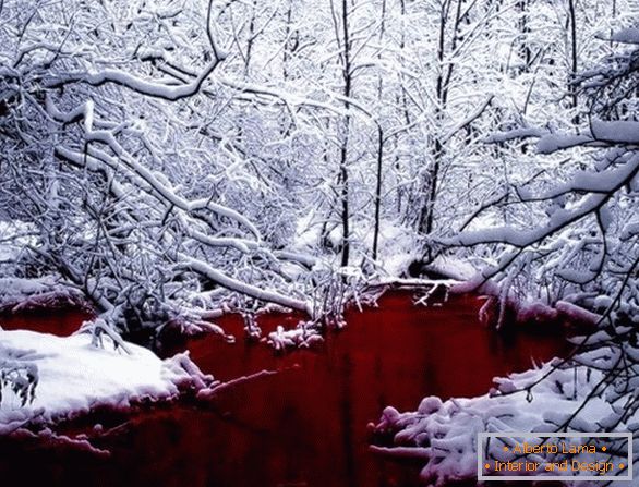 Blood red lake v Kanadě