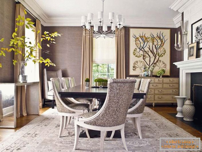 Obývací pokoj v neoklasicistním stylu. Interiér elegantně kombinuje jednoduchost, skromnost a eleganci.
