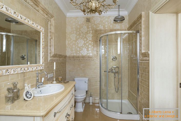 Stylová koupelna. Interiérní styl neoklasicistní vypadá skvěle v prostorné a funkční místnosti.