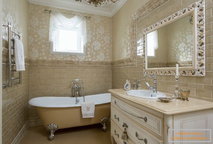 Koupelna v neoklasicistním stylu ve venkovském domě španělské rodiny.