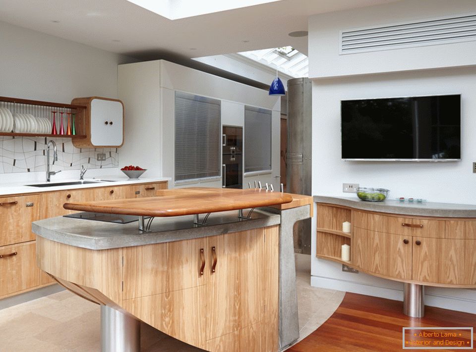 Kuchyňský interiér s dřevěným nábytkem