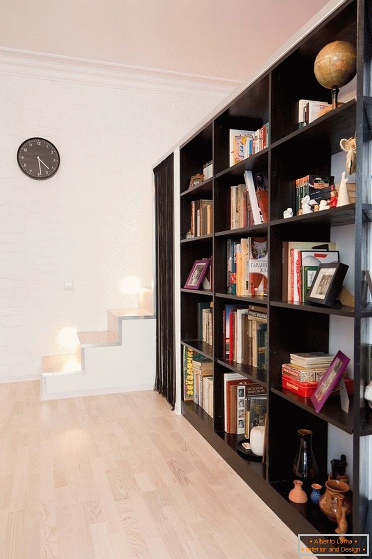 Knihovna v malém bytě