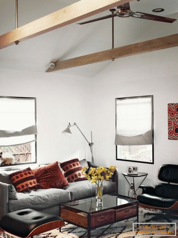 Útulný malý obývací pokoj s designovým nábytkem