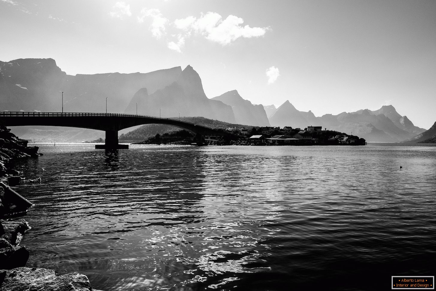 Černá a bílá snímek mostu