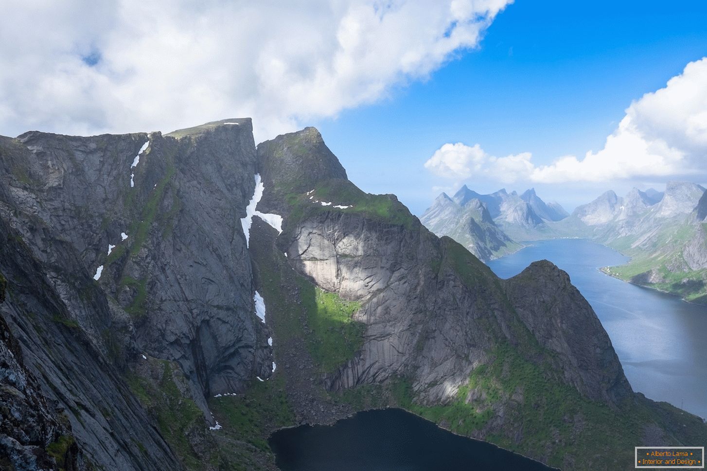 Nezapomenutelný výhled z ptačí perspektivy na hory Norska