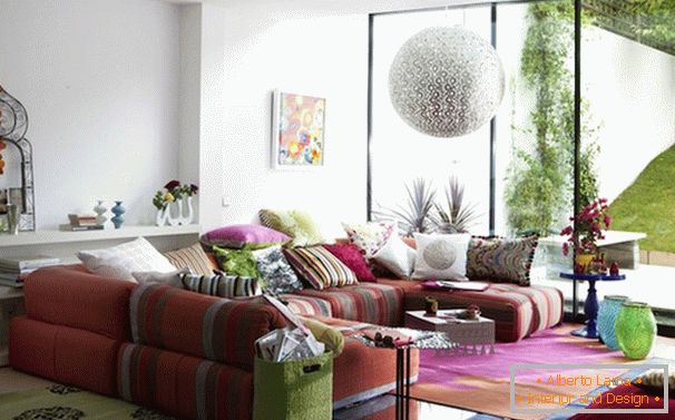 Barevný nábytek v obývacím pokoji