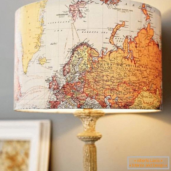 Stolní lampa z mapy