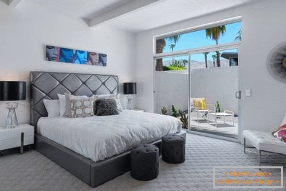 Klasické postele s měkkou čalouněnou deskou v luxusním stylu