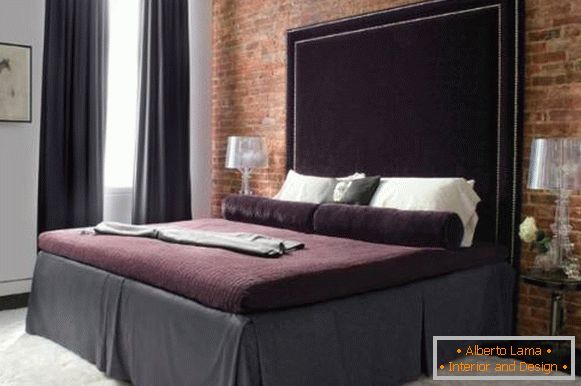 Luxusní postel s velkou měkkou sametovou čelní deskou