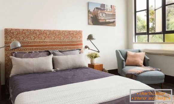 Ručně vyrobená postel s měkkou hlavou - fotografie v interiéru