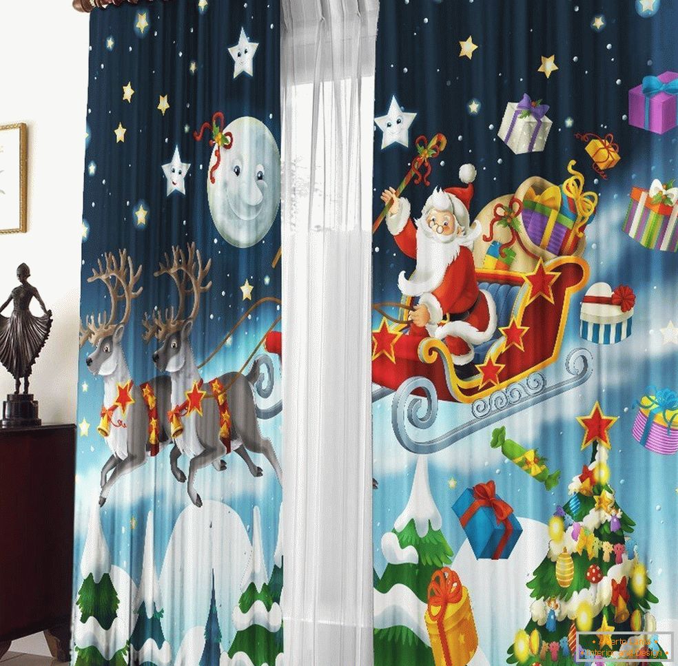 Santa Claus s soby na záclony