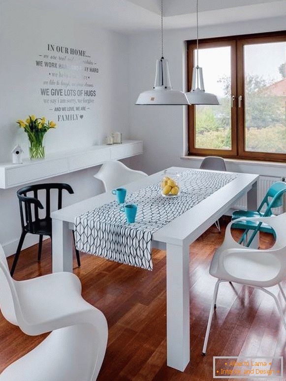 Bílé jídelní stoly a vícebarevné židle