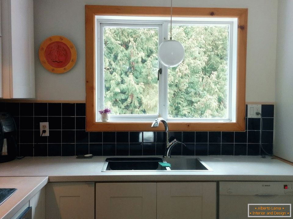 Velké okno v designu malé kuchyně