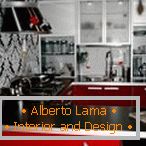 Červený a stříbrný kuchyňský nábytek