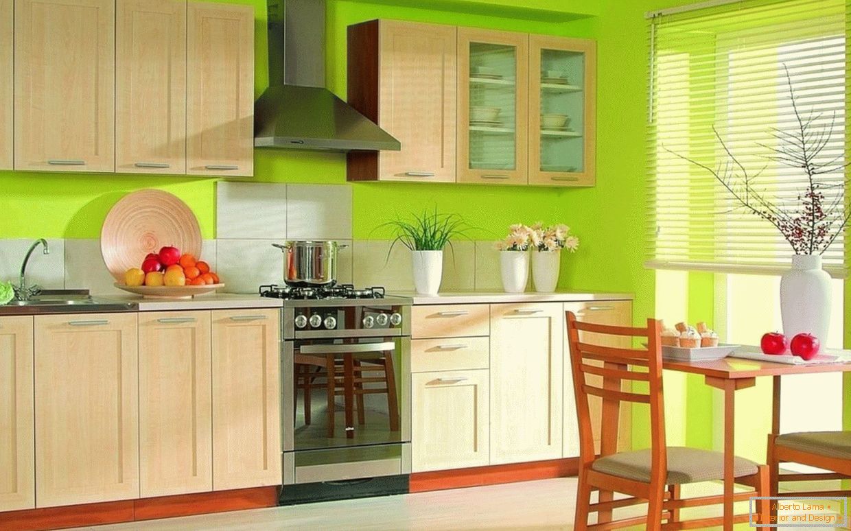 Jasný design kuchyně se zelenými tapety