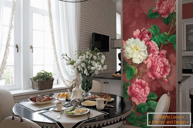 tapety s květinami v interiéru kuchyně