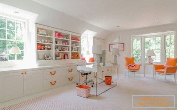 interiér s oranžovou výzdobou
