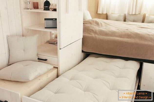 Vnitřní uspořádání malého domu: дополнительная кровать в спальне