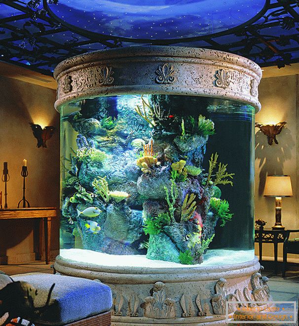 Kulaté akvárium v ​​obývacím pokoji
