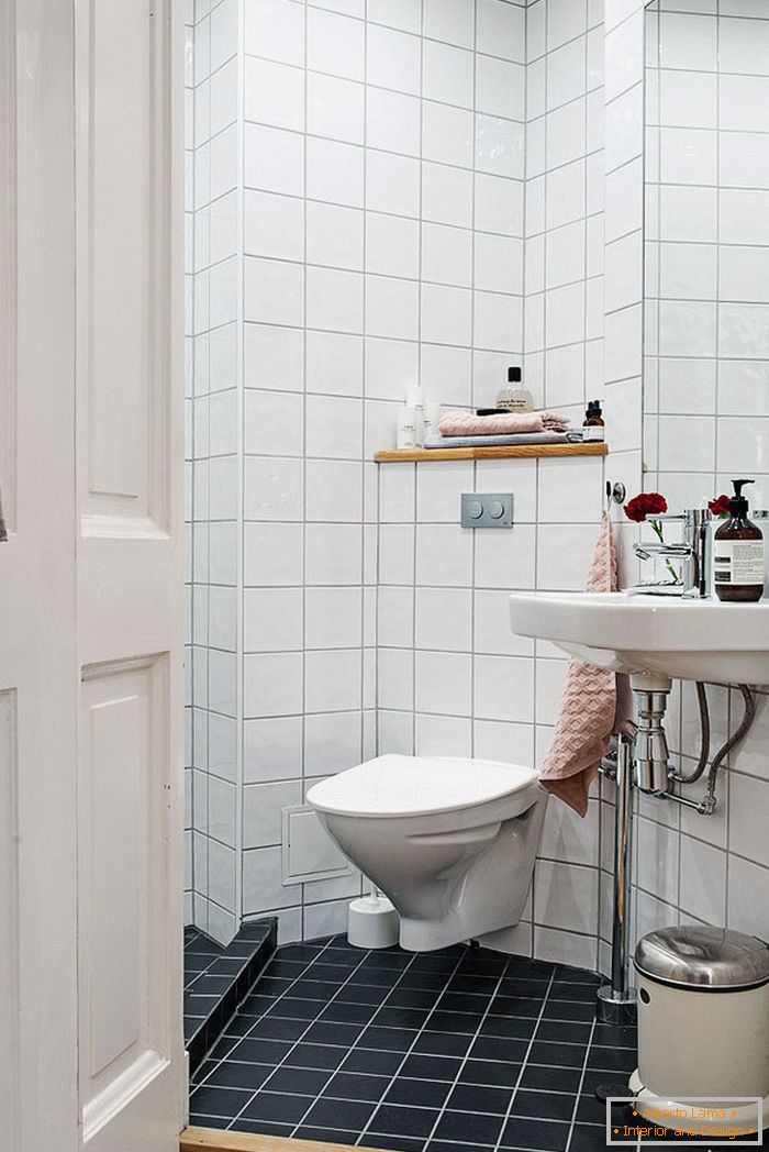 Interiér koupelny ve studiovém bytě v Göteborgu
