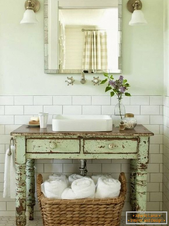 Starý koupelnový nábytek pro Provence