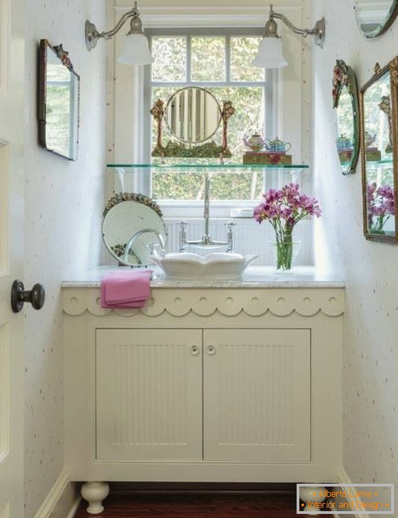 Zrcadla a další koupelnové doplňky ve stylu Provence