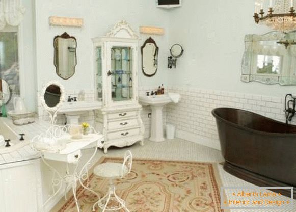 Světlý interiér koupelny ve stylu Provence