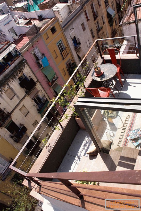 Pohled z balkonu malého studia v Barceloně