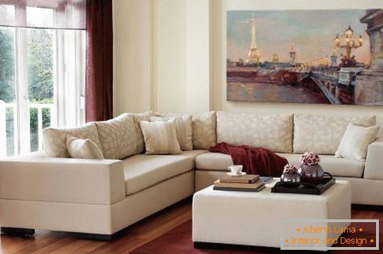 Záclony, koberec a další dekorace barvy Marsala