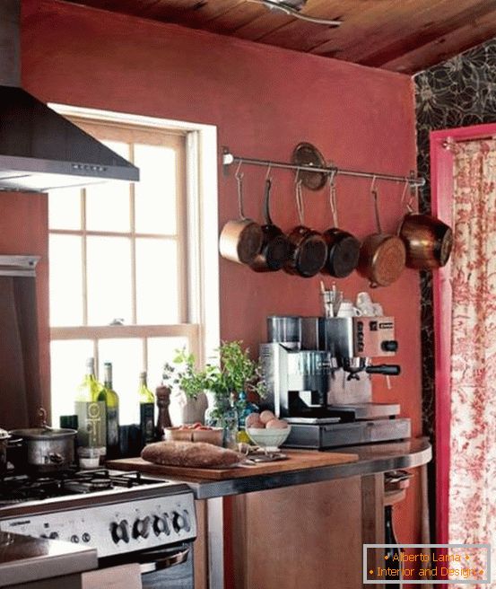 Kuchyňská dekorace v barvě Marsala