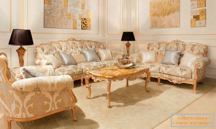 Čalouněný nábytek s dřevěnými prvky zlaté barvy je v souladu se zlatými panely na stěnách. 