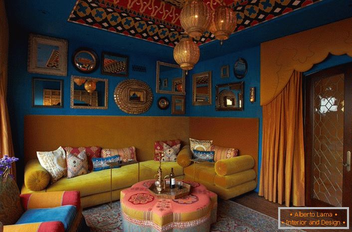 Charakter obývacího pokoje bohaté indiánské rodiny je kombinací indických barev, luxusu a mnoho mnoho dekorativních gizmosů.