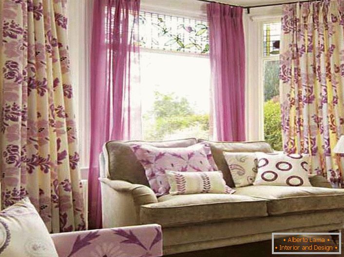 Jemné, barevné květinové výtisky na záclony - dobrá volba pro zdobení obývacího pokoje v rustikálním stylu.