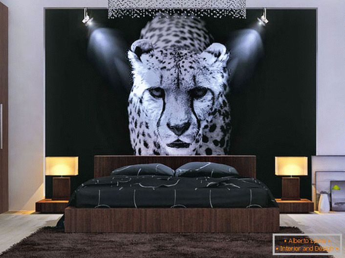 Dobré designové řešení pro ložnici. Osvětlený panel s leopardem uprostřed celkové kompozice.