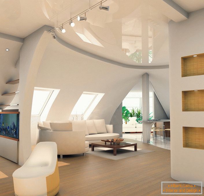 Lesklé stropy jsou harmonicky kombinovány se sněhově bílými stěnami a světle béžovými podlahami.
