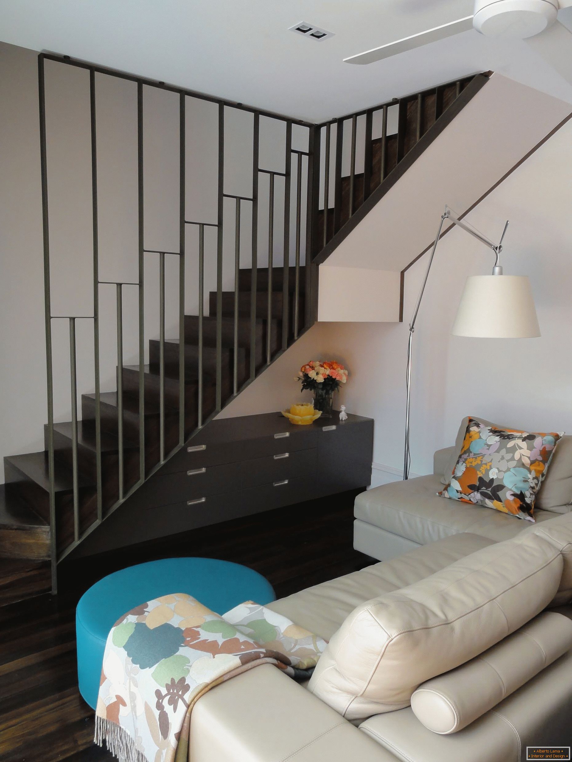 Malý obývací pokoj pod schody
