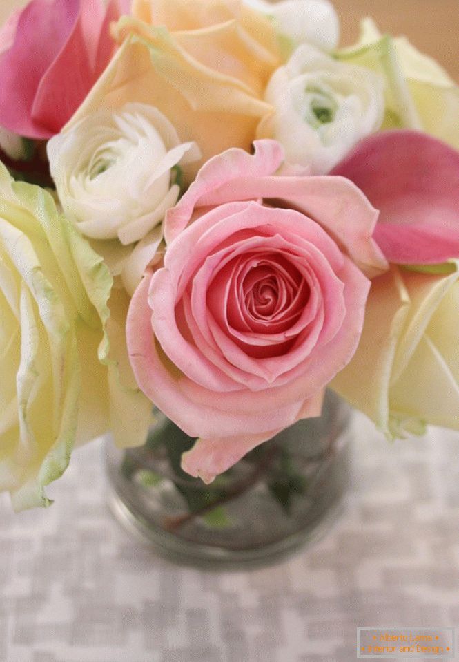 Tady je tak krásná kytice růží stojí na vašem stole
