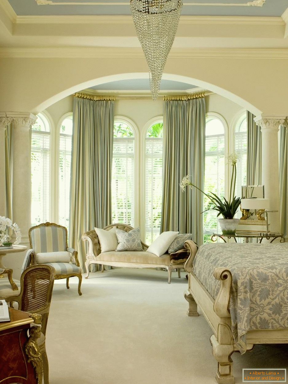 Klasický interiér obývacího pokoje s obloukem