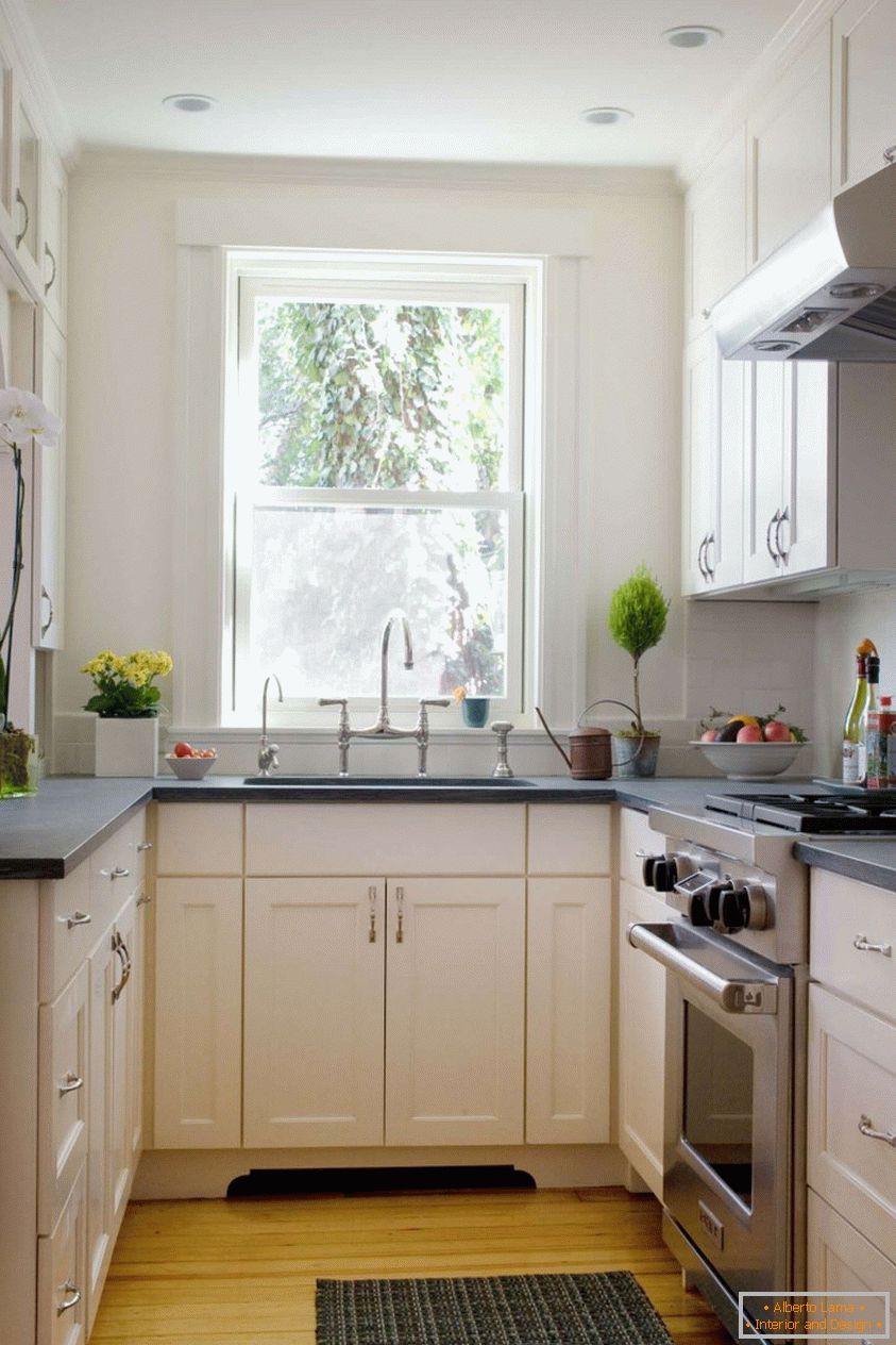 Interiér malé kuchyně v bílých tónech