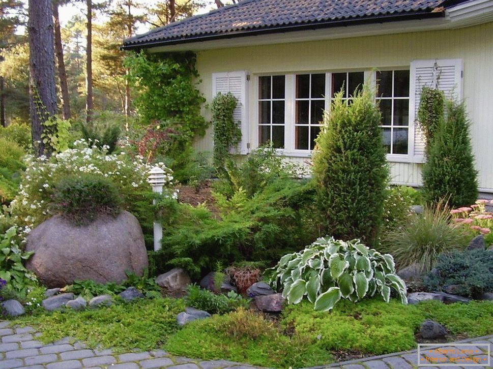 Přední zahrada před domem v japonském stylu