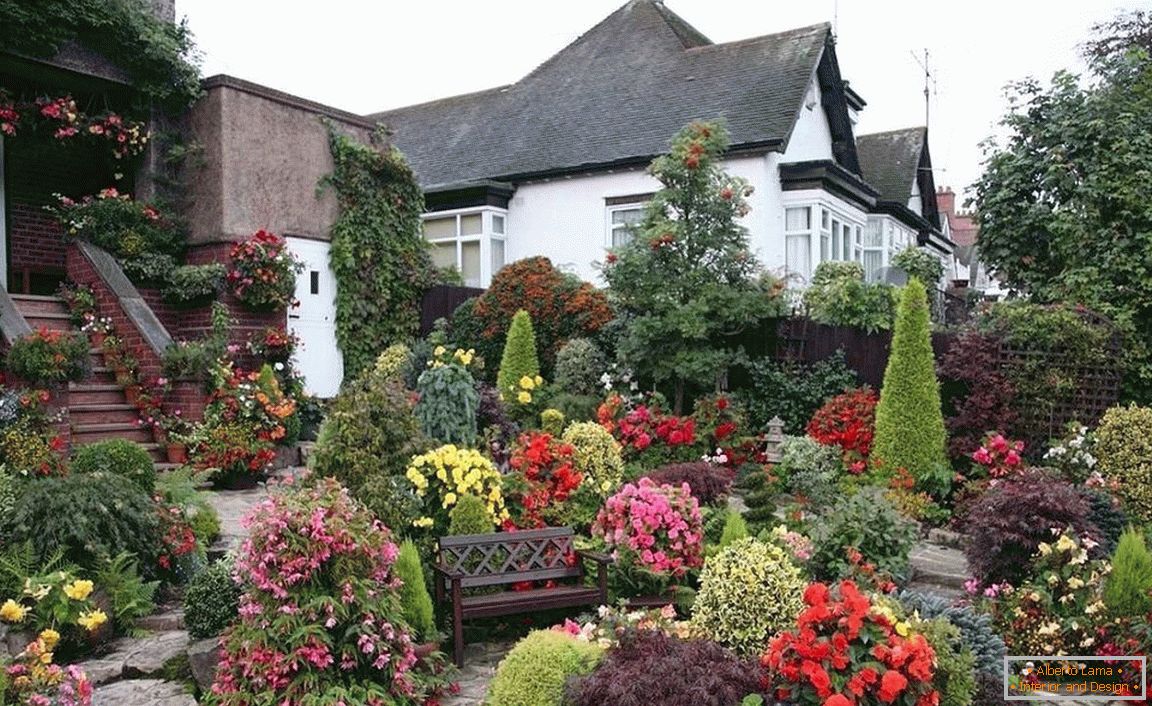 Přední zahrada před domem v romantickém stylu